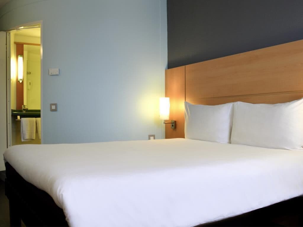Tweepersoonskamer, 1 tweepersoonsbed | Luxe beddengoed, een kluis op de kamer, een bureau, geluiddichte muren