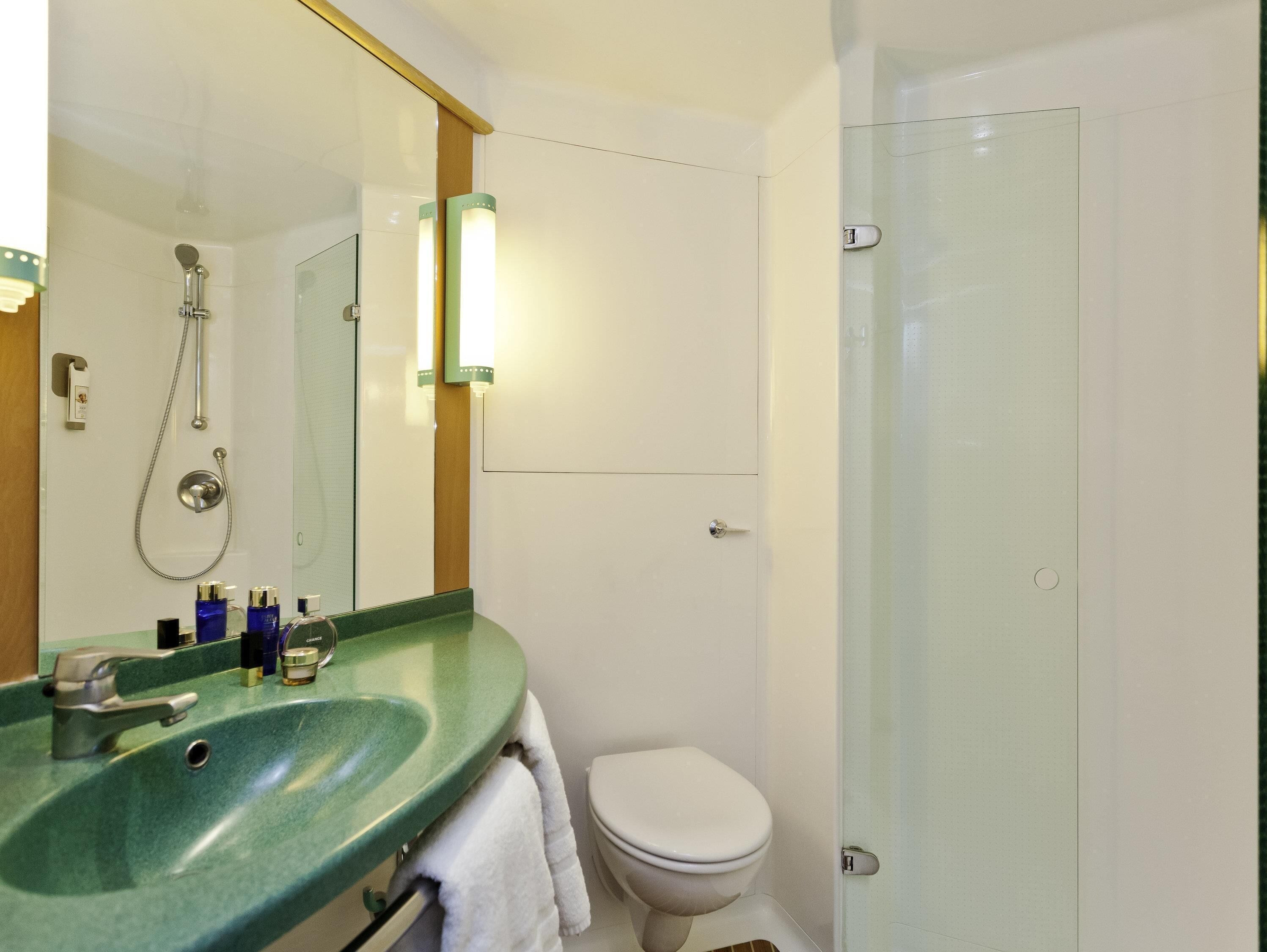 Ropa de cama de alta calidad y caja de seguridad en la habitación 