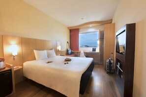 Habitación doble estándar, 1 cama matrimonial | Ropa de cama de alta calidad y artículos del minibar gratis