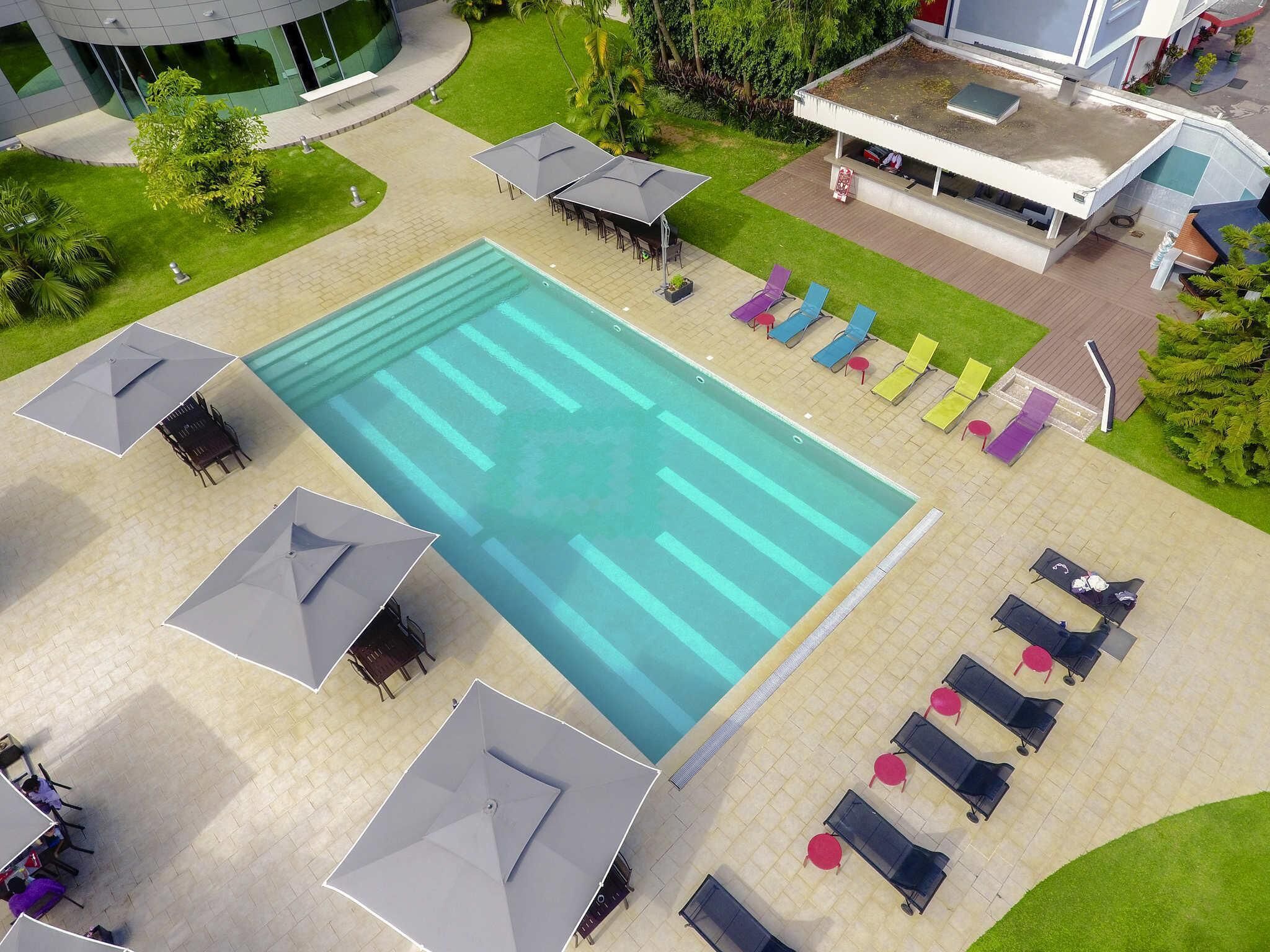 Piscine extérieure, parasols de plage, chaises longues