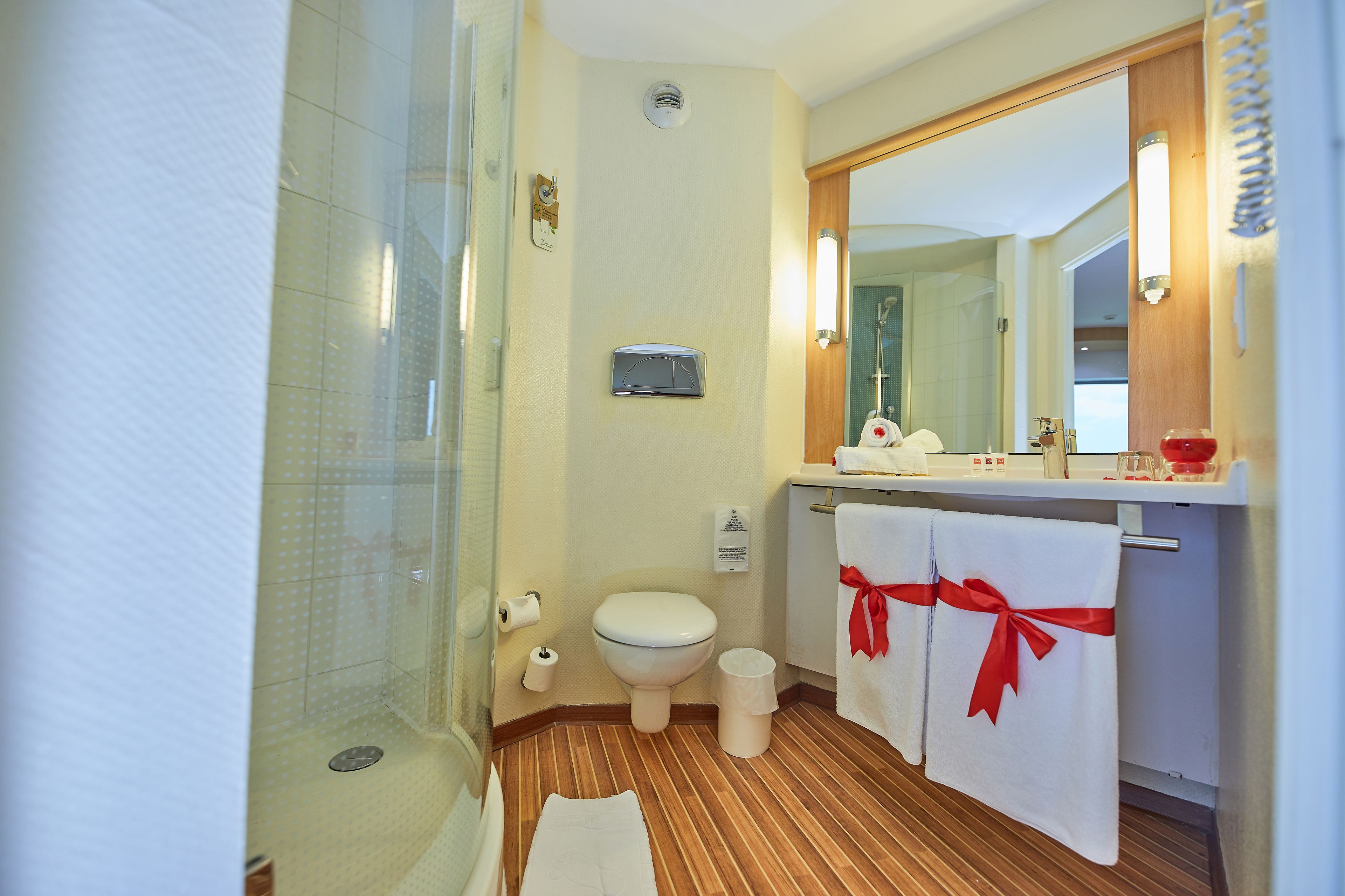 Un baño con ducha, inodoro y lavabo.