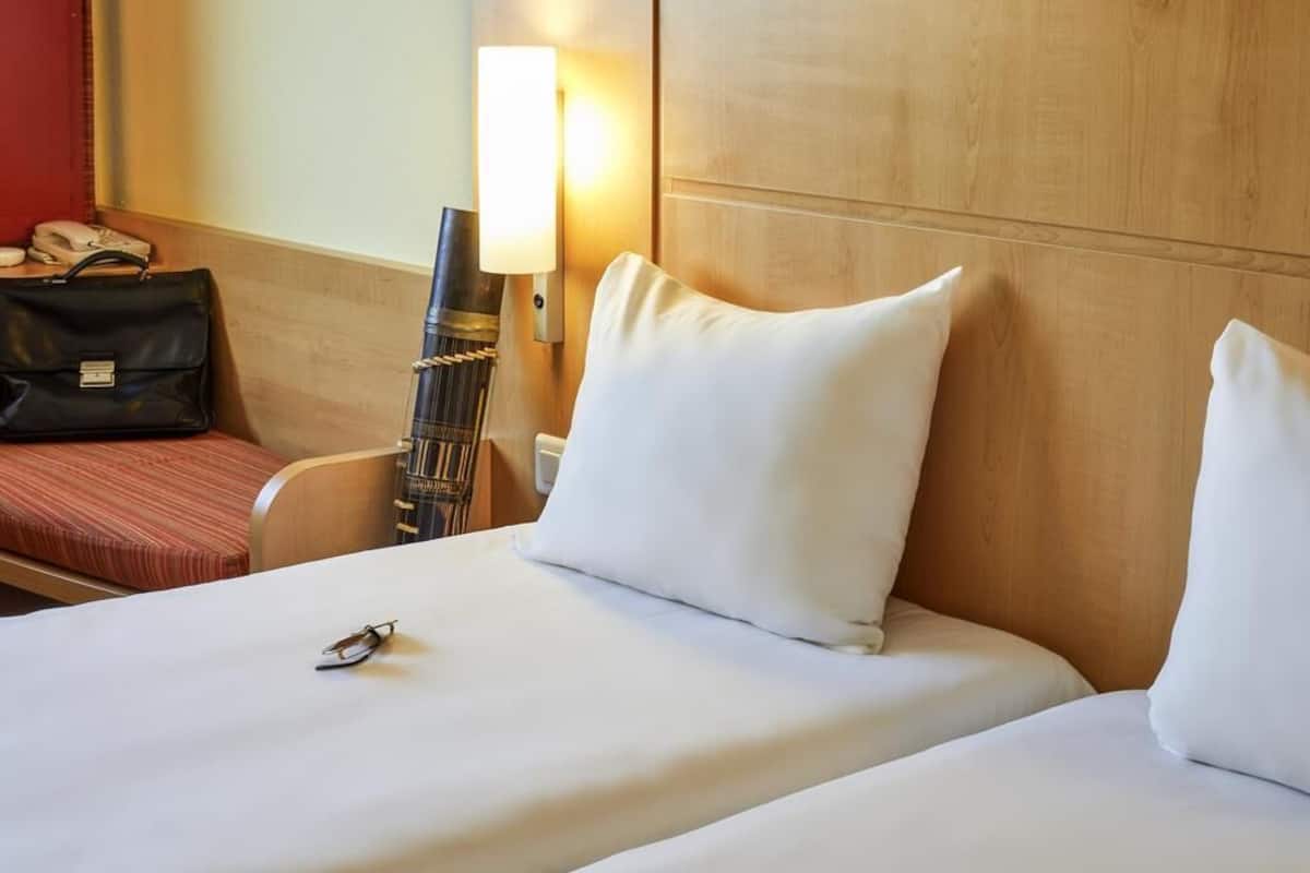 Standard Room, 2 Twin Beds | Premium bedding, free minibar items, in-room safe, desk
