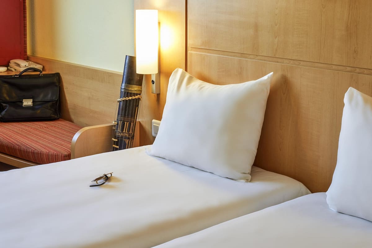 Standard Room, 2 Twin Beds | Premium bedding, free minibar items, in-room safe, desk