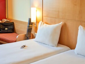 Standard Room, 2 Twin Beds | Premium bedding, free minibar items, in-room safe, desk