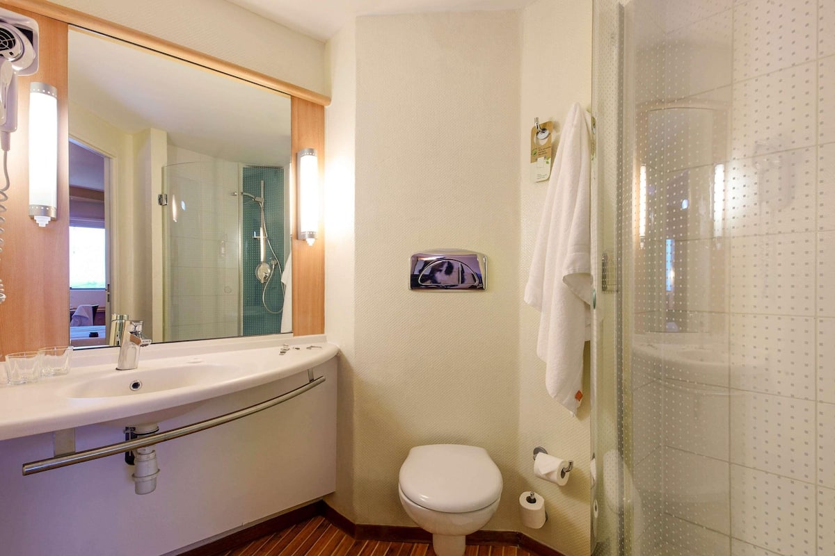 Roupas de cama premium, frigobar (abastecido com alguns itens grátis)