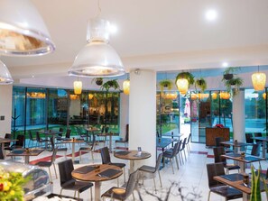 供应早餐、午餐和晚餐，泳池景观