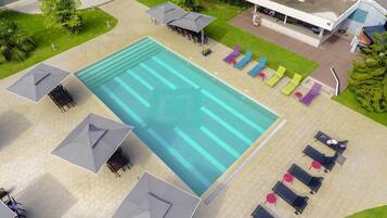 Piscine extérieure, accès possible de 6 h à 19 h, parasols