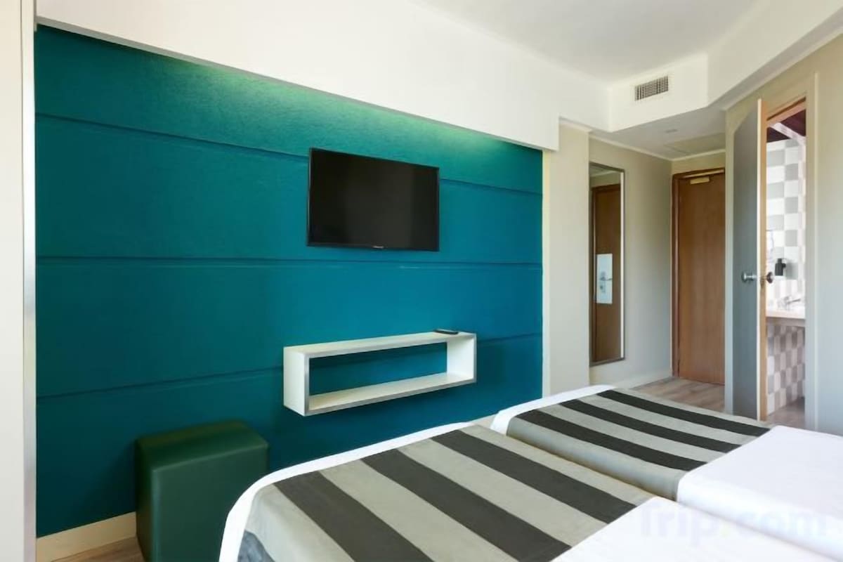 Luxe beddengoed, een kluis op de kamer, een bureau, geluiddichte muren