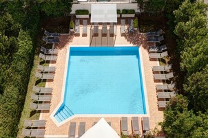 Piscine extérieure, chaises longues