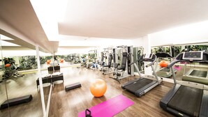 A gym with treadmills, exercise balls, and weight machines. - Hotel Roma Tor Vergata (Rome)