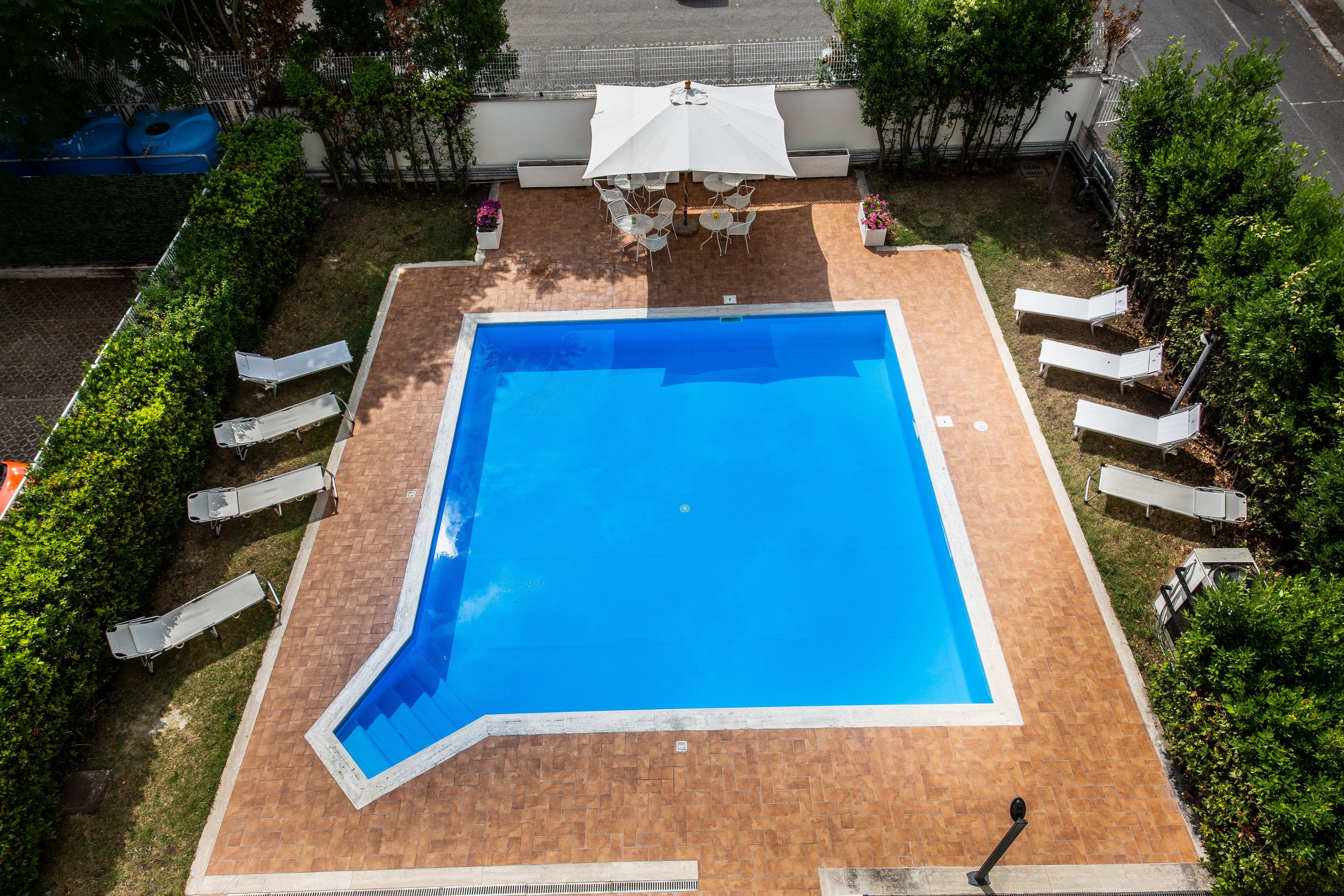 Una piscina al aire libre (de 07:00 a 19:30), tumbonas