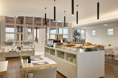 Tägliches Frühstücksbuffet gegen Gebühr. Hotel Roma Tor Vergata