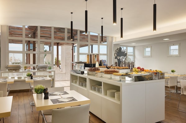 Frukostbuffé varje dag (EUR 8 per person)