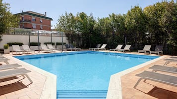 Außenpool, geöffnet von 07:00 Uhr bis 19:30 Uhr, Liegestühle