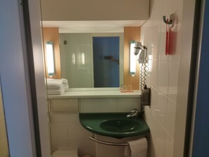 Standard Room, 2 Single Beds | Bathroom