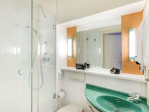 Schreibtisch, Verdunkelungsvorhänge, schallisolierte Zimmer
