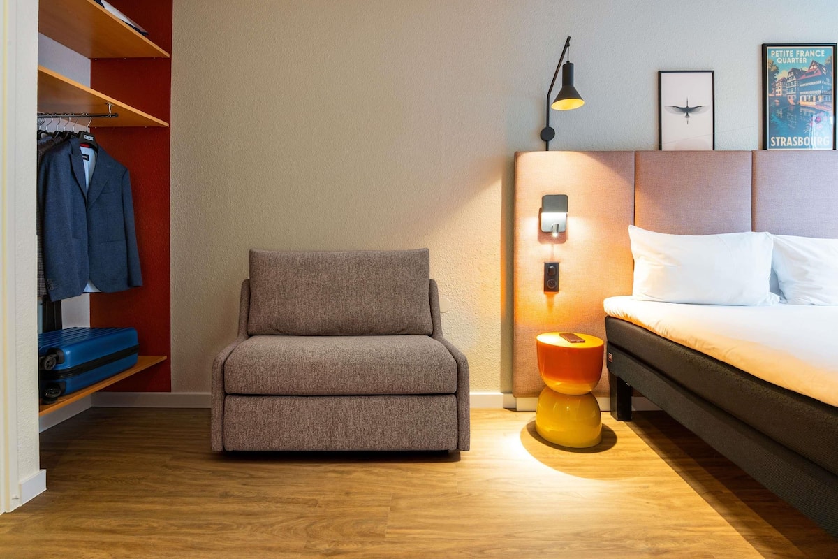 Habitación superior, 1 cama matrimonial y sofá cama | Escritorio, cortinas blackout y insonorización
