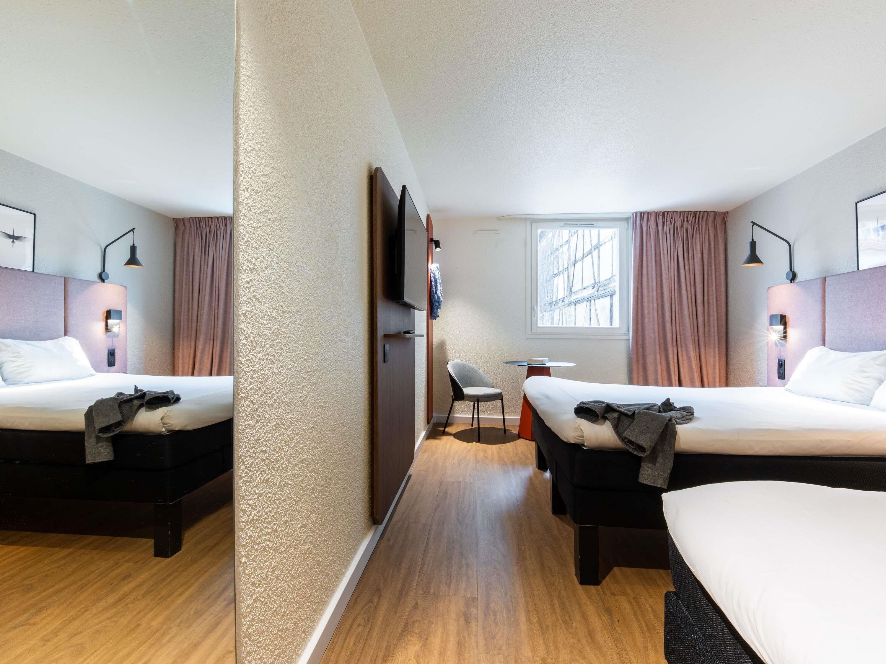 Una scrivania, tende oscuranti, insonorizzazione, ferro/asse da stiro