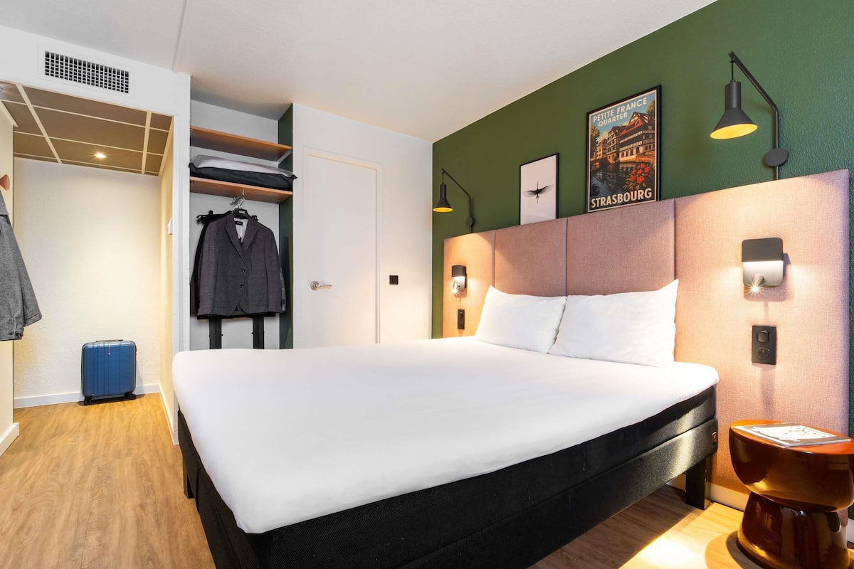 Superior Room, 1 Queen Bed | Desk, blackout drapes, soundproofing, iron/ironing board