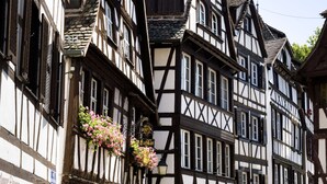 A traditional half-timbered building with a cobblestone street in front. - Hôtel ibis Strasbourg Centre Petite France (Strasbourg)