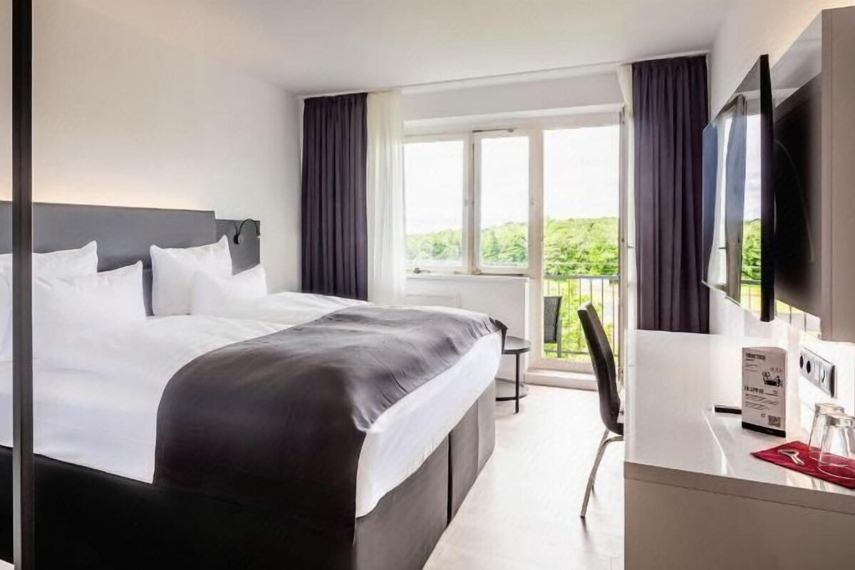 Hypo-allergenic bedding available, minibar (free items), desk