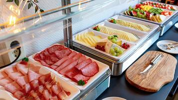 Café da manhã com buffet todos os dias (EUR 18.90 por pessoa)