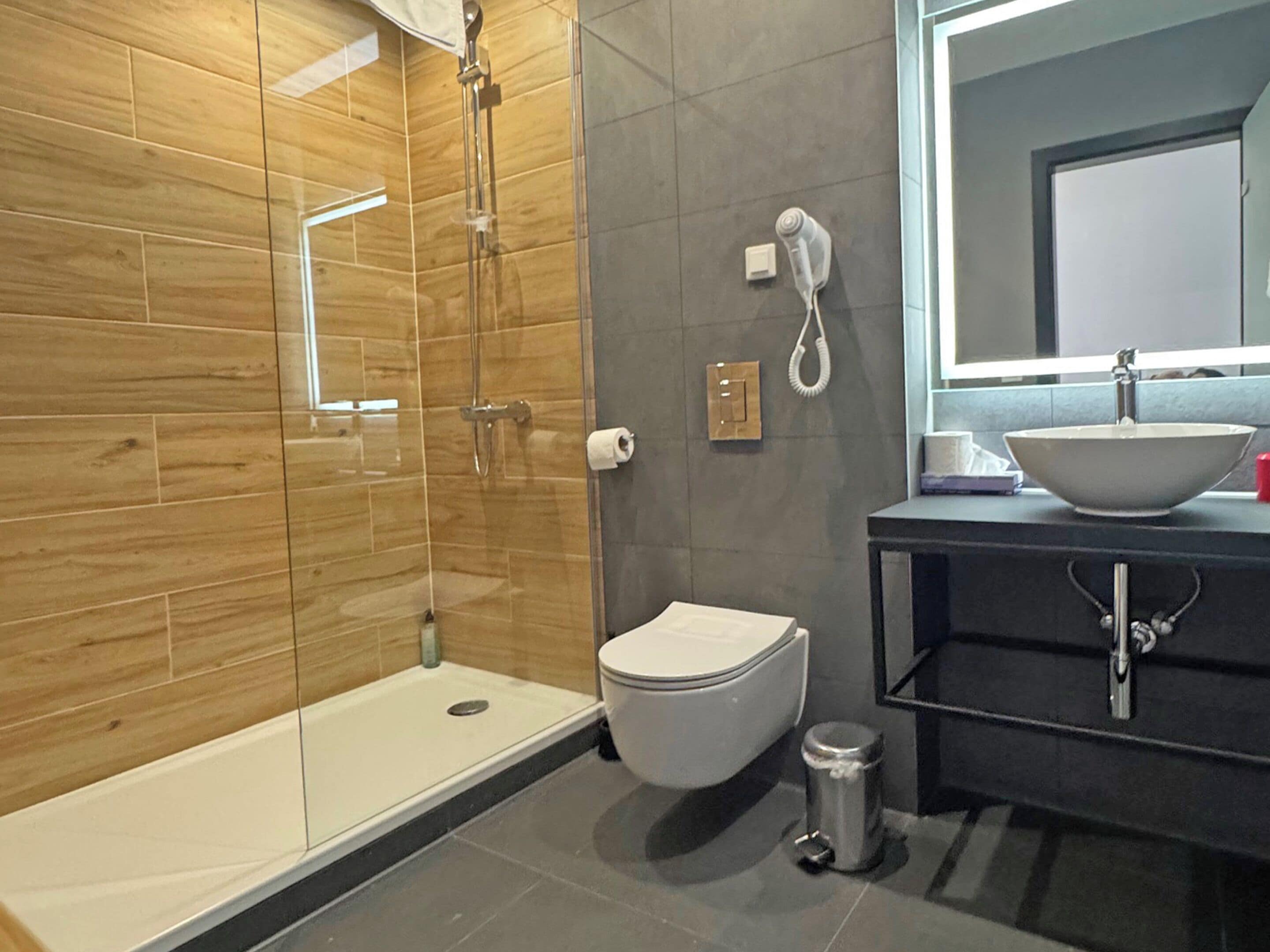 Comfort-Doppelzimmer | Badezimmer | Duschwanne, Haartrockner, Handtücher