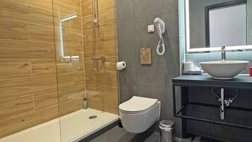 Comfort-Doppelzimmer | Badezimmer | Duschwanne, Haartrockner, Handtücher