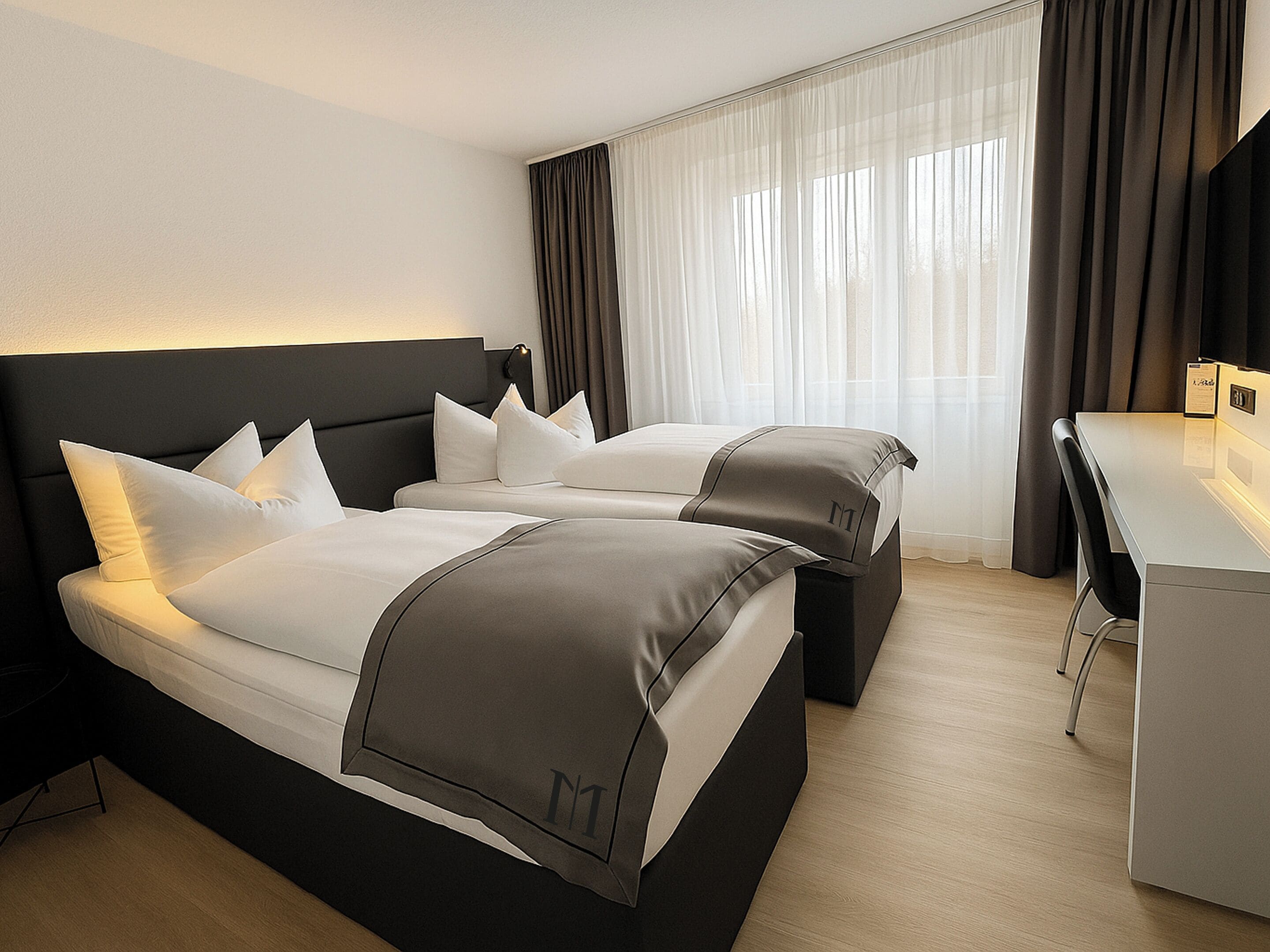 Una habitación de hotel con dos camas, un escritorio y una silla.