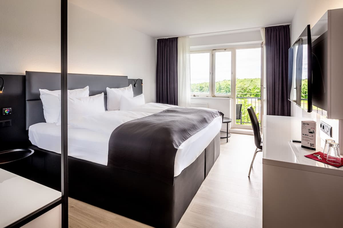 1 bedroom, hypo-allergenic bedding, free minibar, desk
