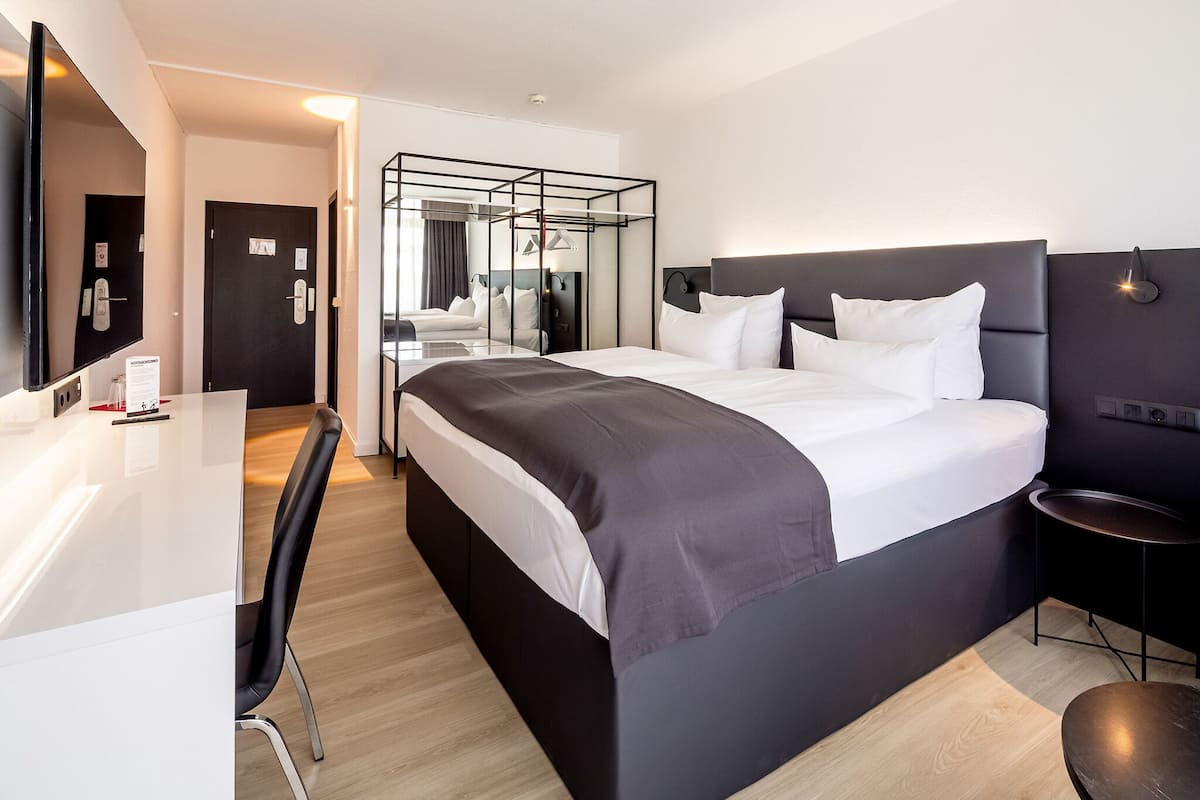 1 bedroom, hypo-allergenic bedding, free minibar, desk