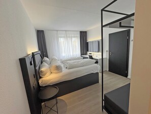 Bộ đồ giường kháng dị ứng, minibar với thức uống miễn phí, bàn 