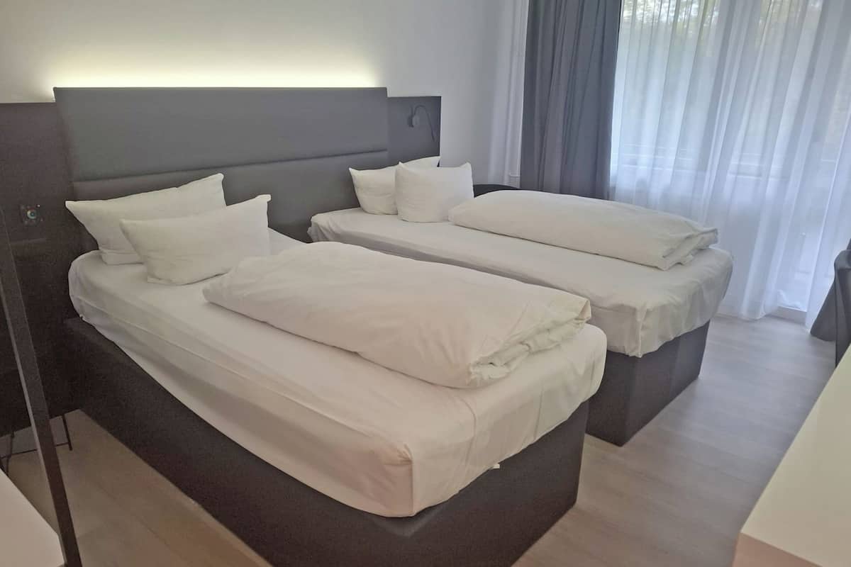 Kamar Twin Standar | 1 kamar tidur, seprai antialergi, minibar gratis, dan meja kerja