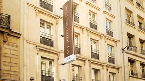 A hotel sign with the name "NEMO HOTEL SAINT LAZARE" and a star rating of 5 stars. - New Hôtel Saint Lazare (Paris)
