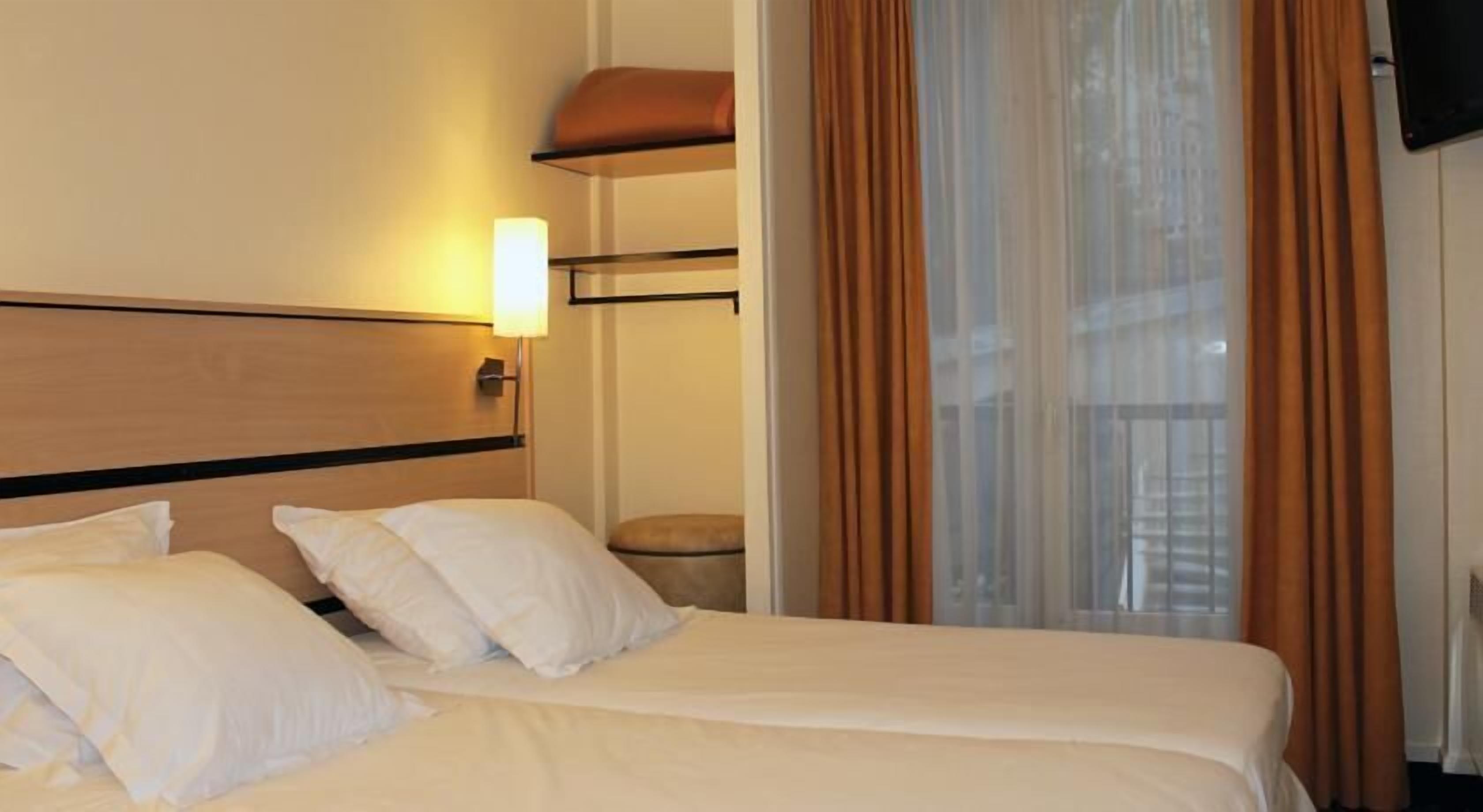 Desk, soundproofing, free WiFi, bed sheets