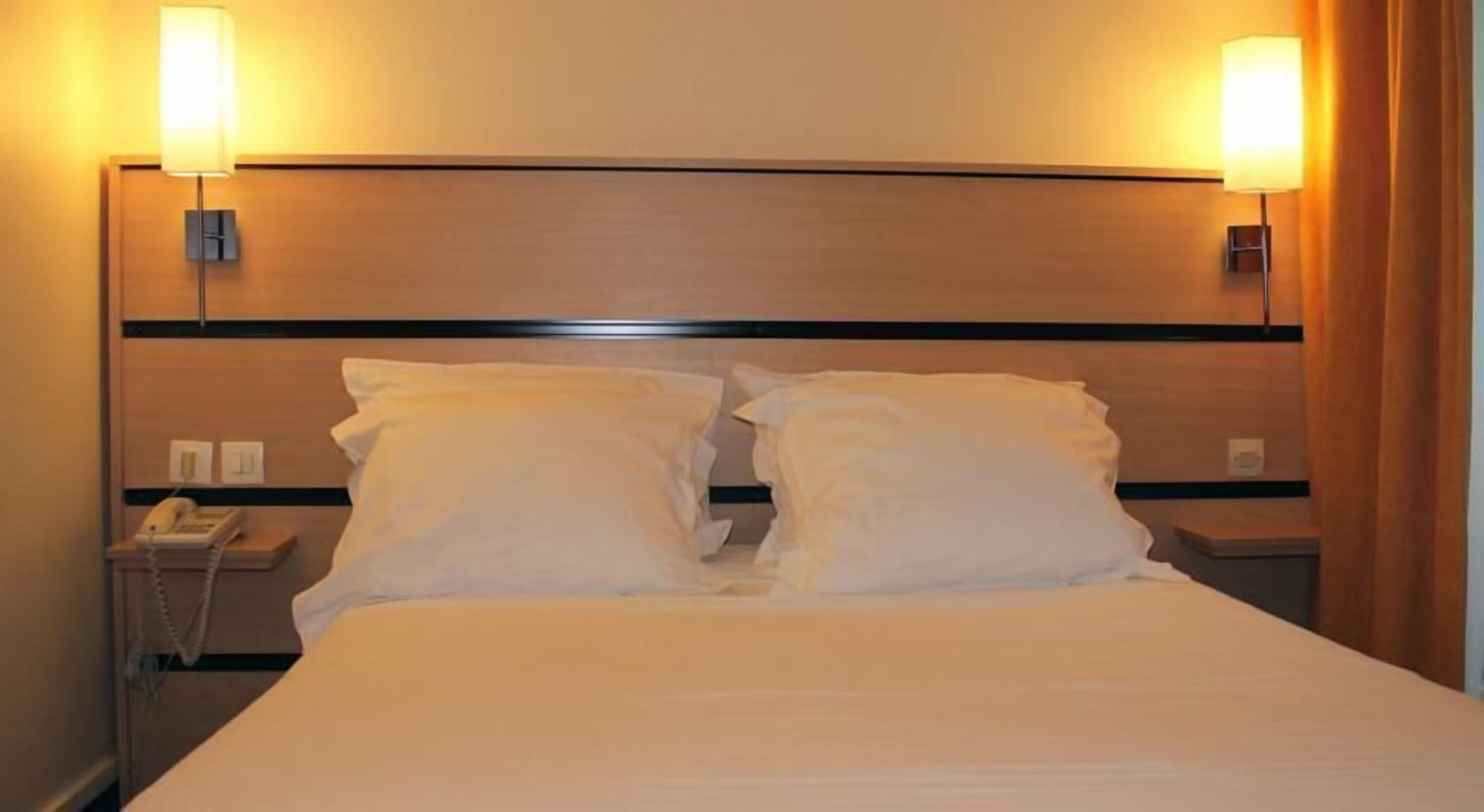 Desk, soundproofing, free WiFi, bed sheets