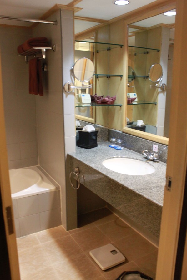 Habitación Deluxe | Baño | Tina con regadera, tina profunda, amenidades de baño gratuitas