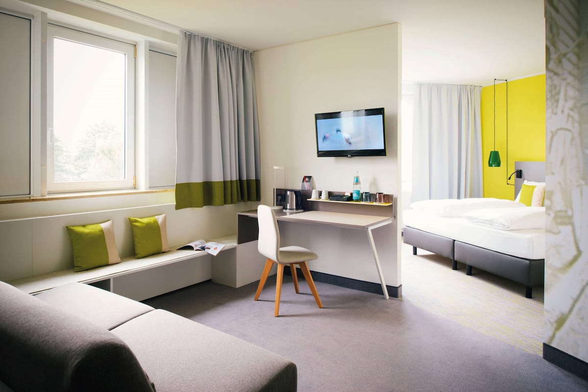 Family Room | Hypo-allergenic bedding, desk, iron/ironing board, free cots/infant beds