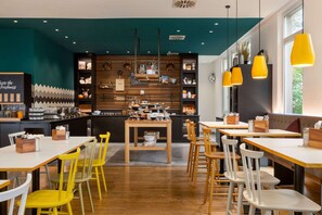 Tägliches Frühstücksbuffet (17 EUR pro Person)