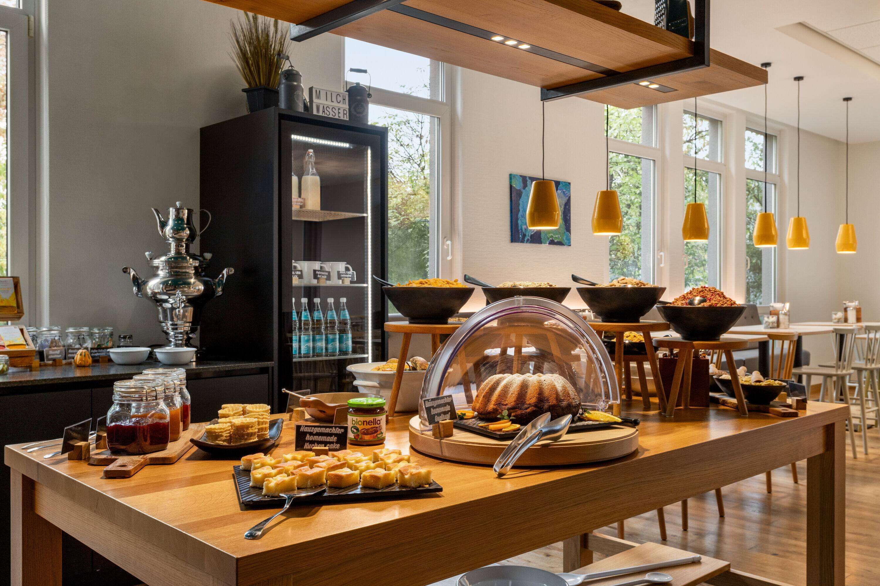 Tägliches Frühstücksbuffet (17 EUR pro Person)