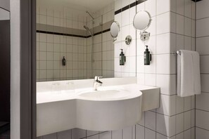 Combined shower/bathtub, hair dryer, towels