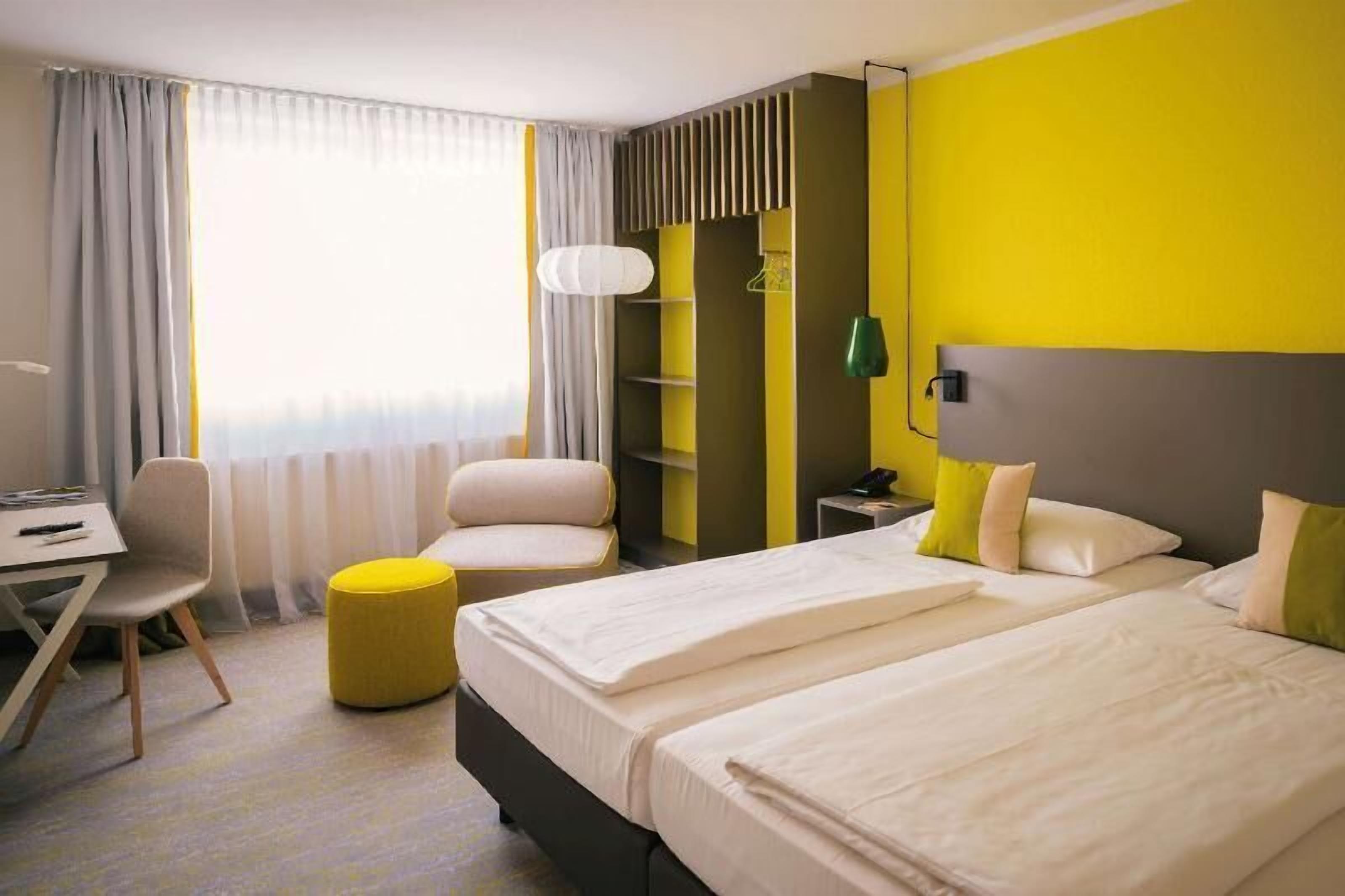 Hypo-allergenic bedding, in-room safe, desk, blackout curtains