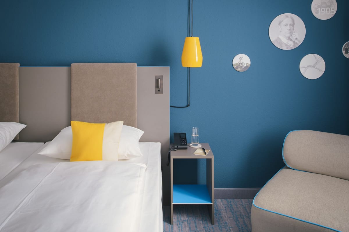 Hypo-allergenic bedding, in-room safe, desk, blackout curtains