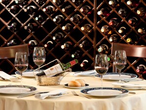 Breakfast, lunch, dinner served; international cuisine