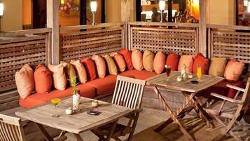 Café da manhã, almoço e jantar; culinária internacional