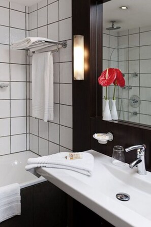 Combined shower/bathtub, free toiletries, hair dryer, slippers