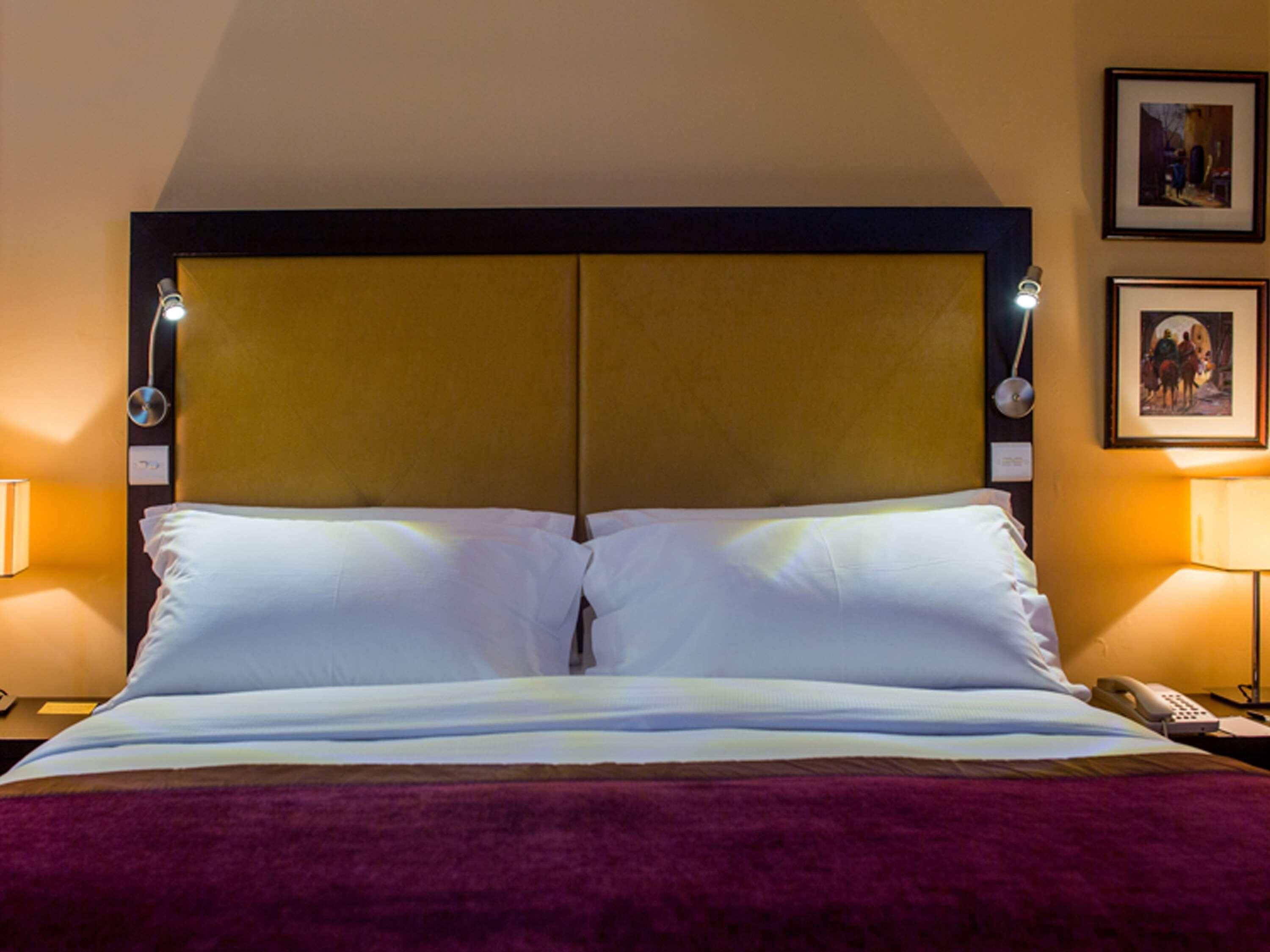 Edredons de pluma, frigobar, cofres nos quartos, escrivaninha