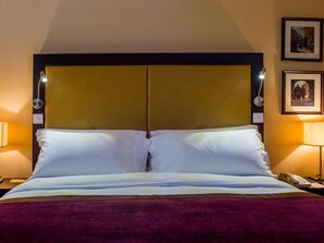 Edredón, minibar, caja de seguridad en la habitación y escritorio 