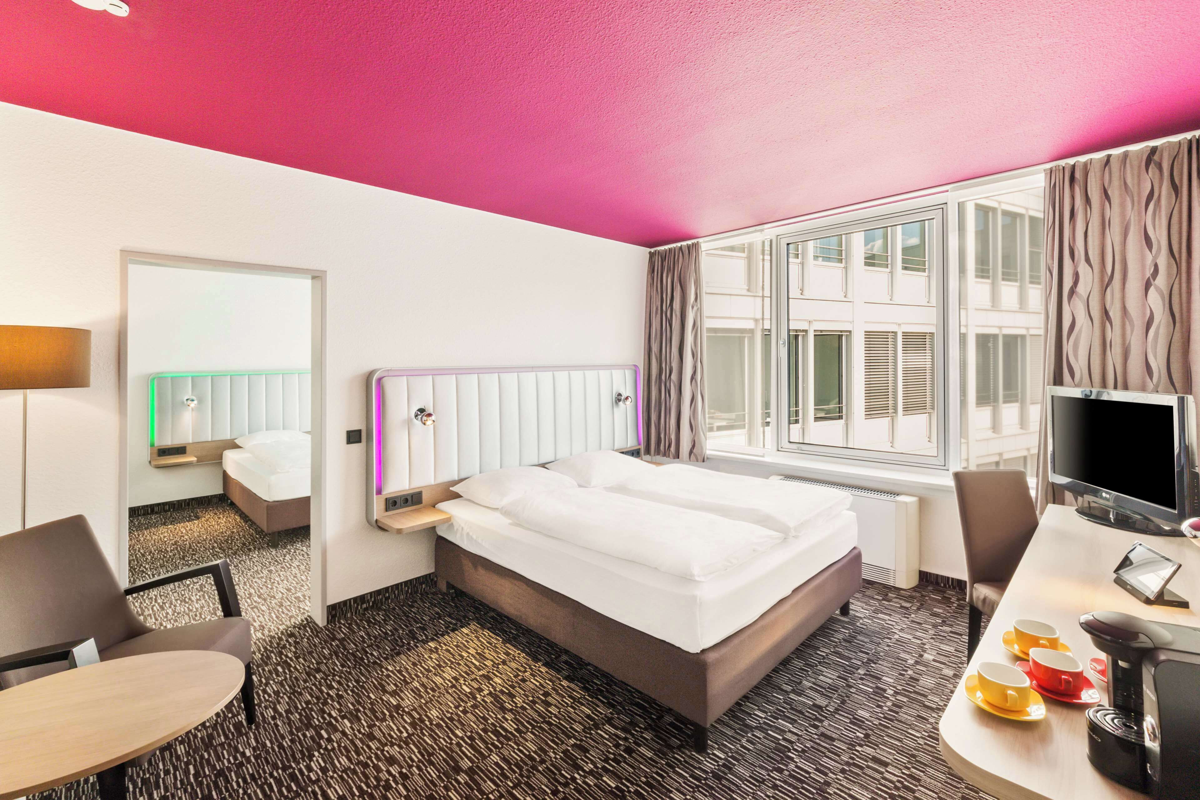 family room, multiple beds | hypo-allergenic bedding, desk, laptop workspace, blackout curtains