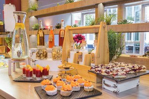 Petit déjeuner buffet (23 EUR par personne)